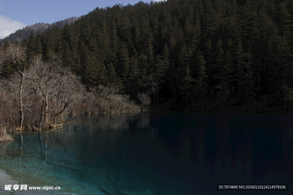 九寨沟蓝绿色湖水美景