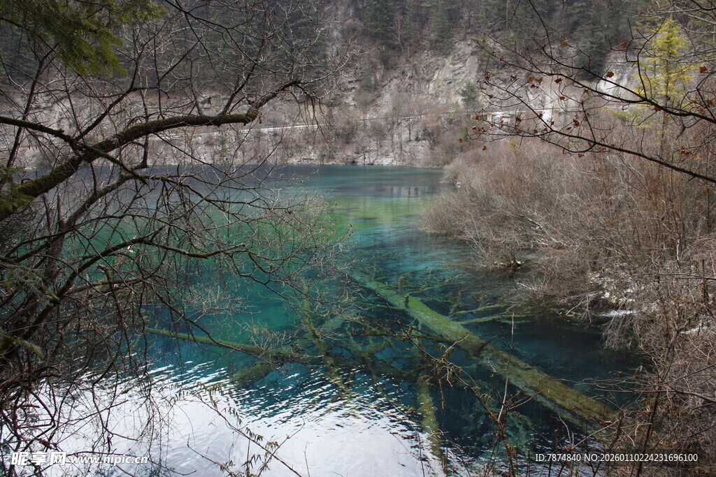 九寨沟清澈美丽的湖水
