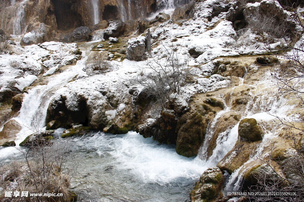 雪覆山间溪流瀑布美景