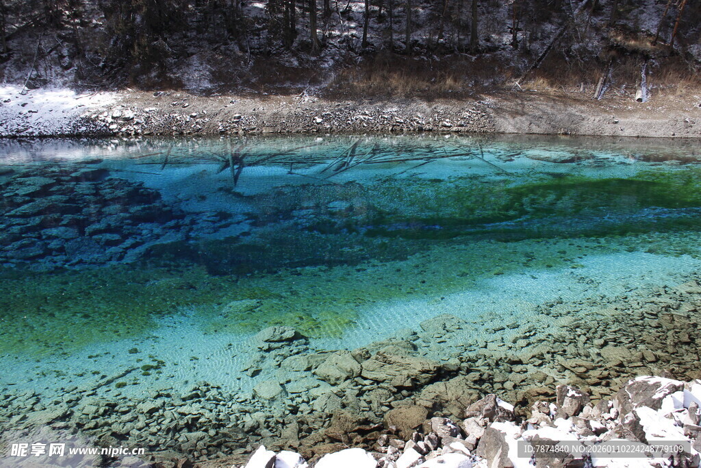 清澈蓝绿色湖水美景