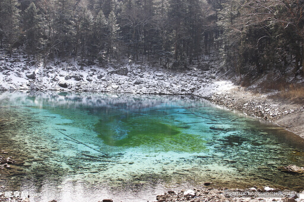 清澈蓝绿相间的山间水潭