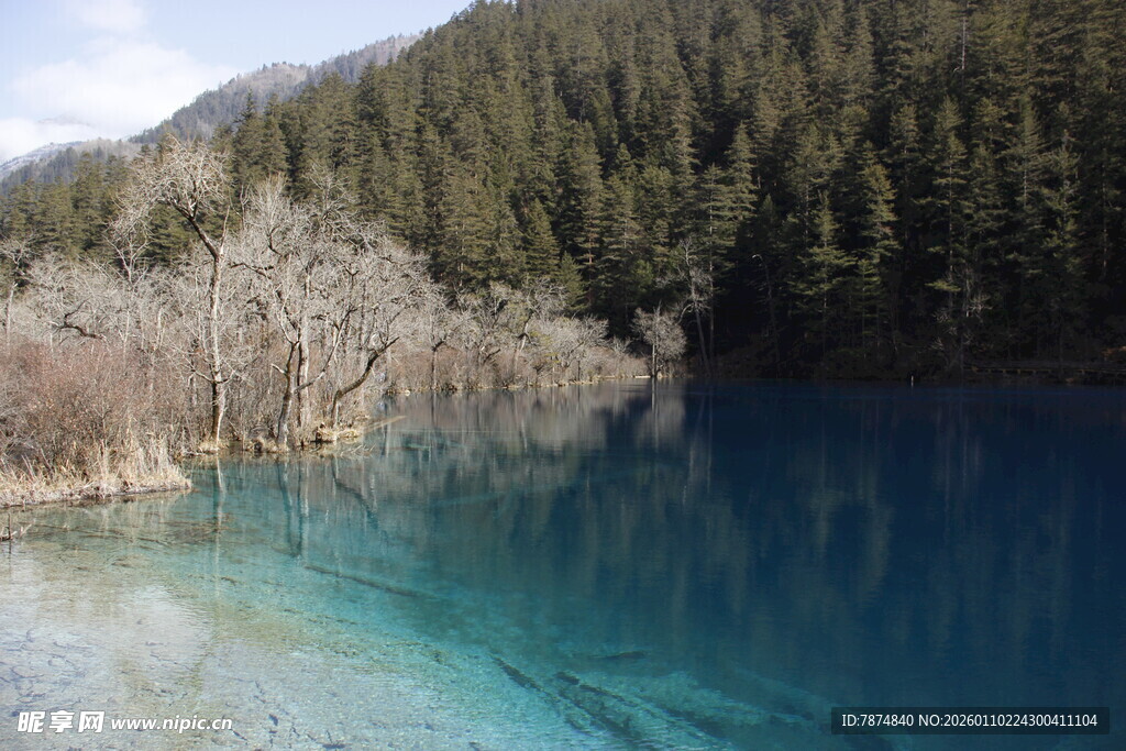 蓝湖静美 山林相伴