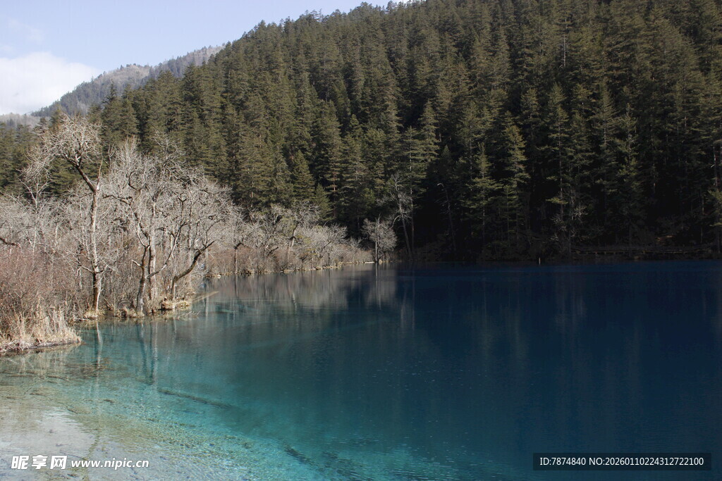 梦幻蓝湖 山林环绕之景