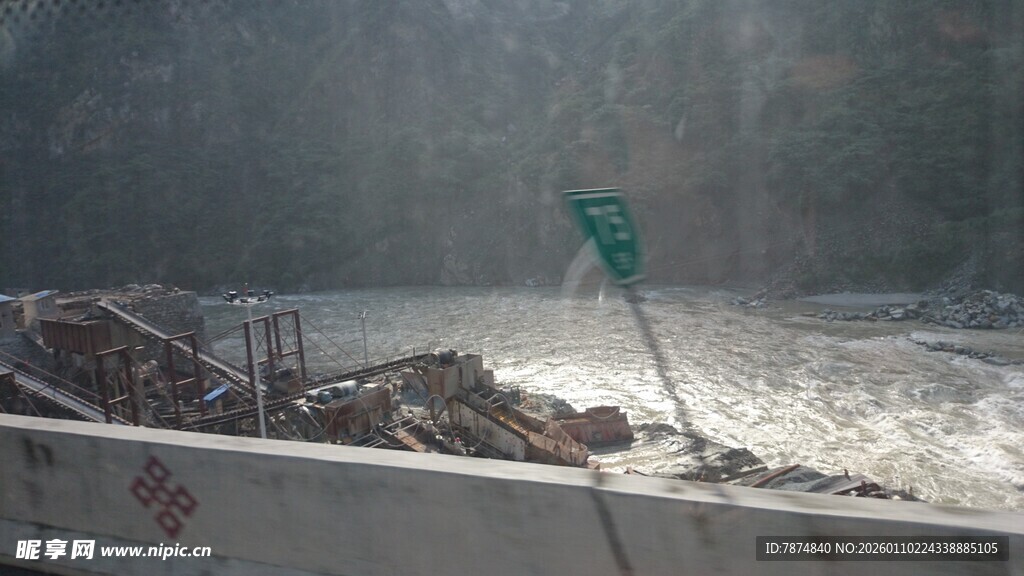 洪水旁的道路与警示标志