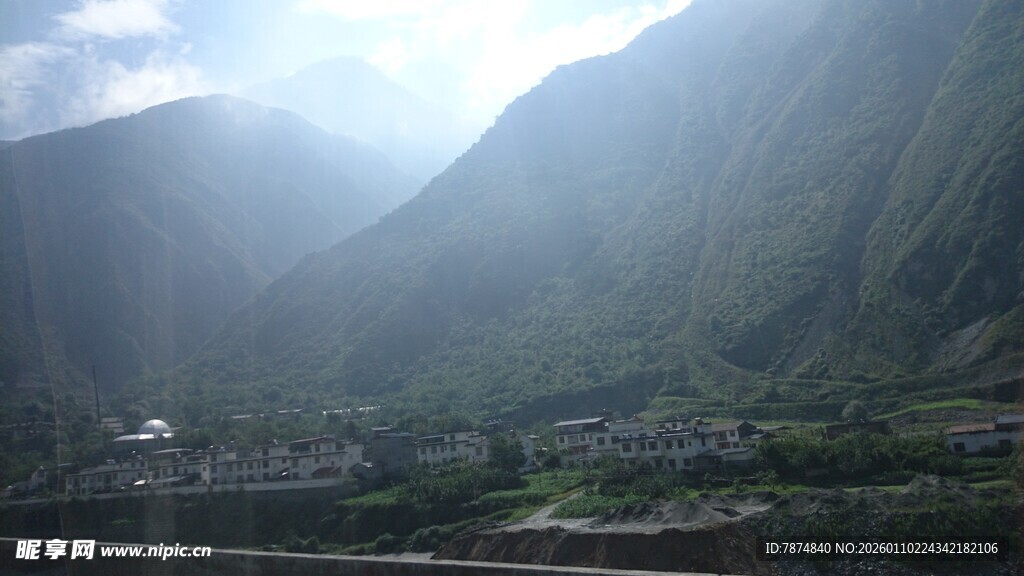 山间村落 阳光洒落美景