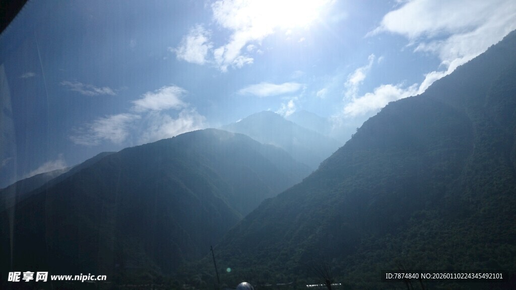 山间阳光穿透云层美景