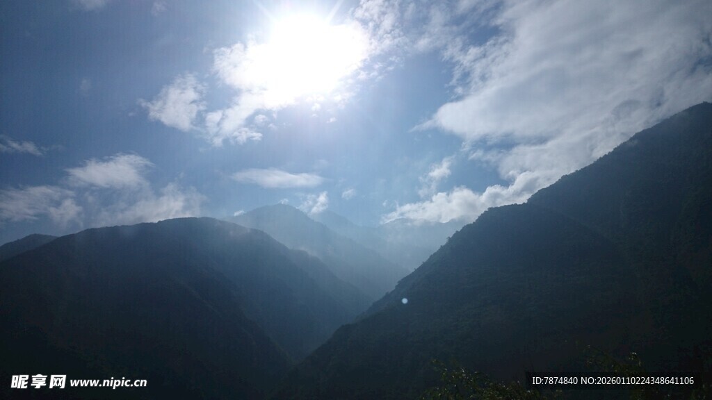 山间晨光 云影与山景交织