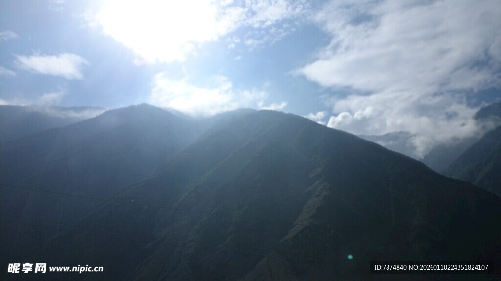 阳光照耀下的巍峨山脉