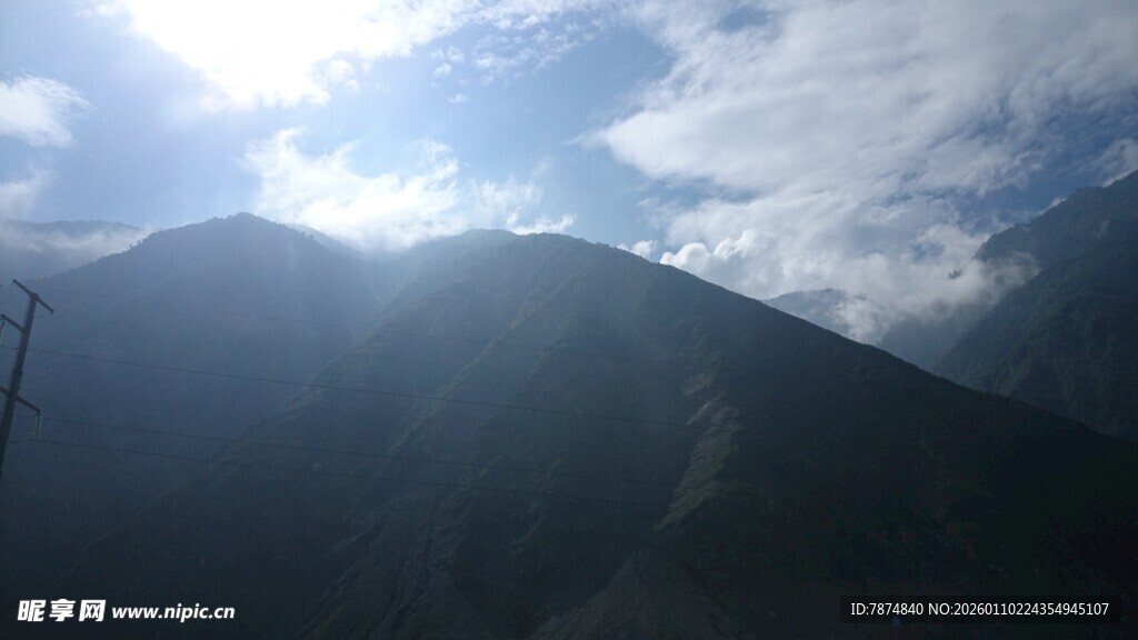 阳光照耀下的巍峨山峰