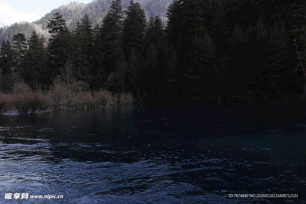 静谧山林环绕的清幽湖水