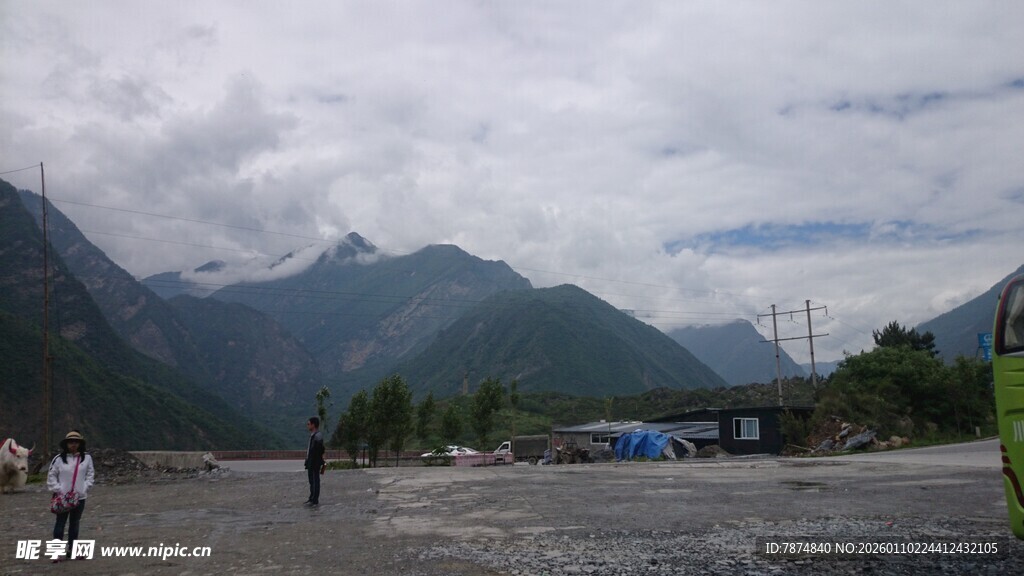 山间开阔地的旅人风景