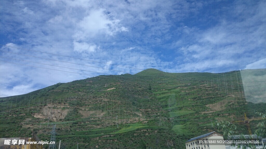 窗外青山蓝天风景图