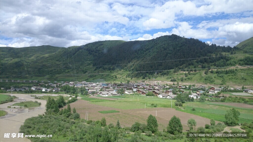 山间村落田园风光