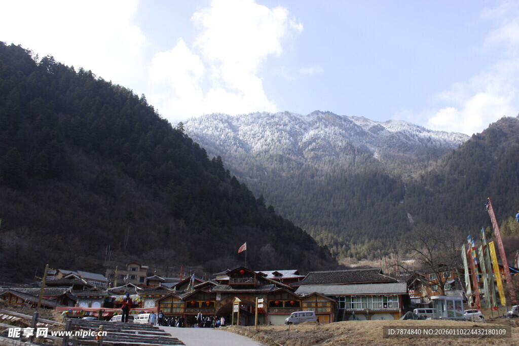 山间村落 雪山下的宁静景致