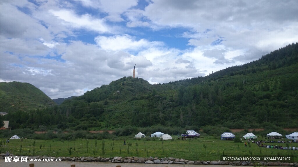 山间美景 蓝天白云与建筑