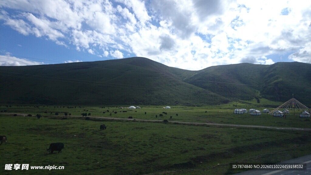 草原山峦间的晴朗风光