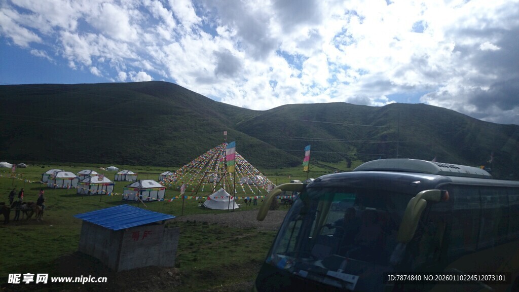 草原风光与车辆