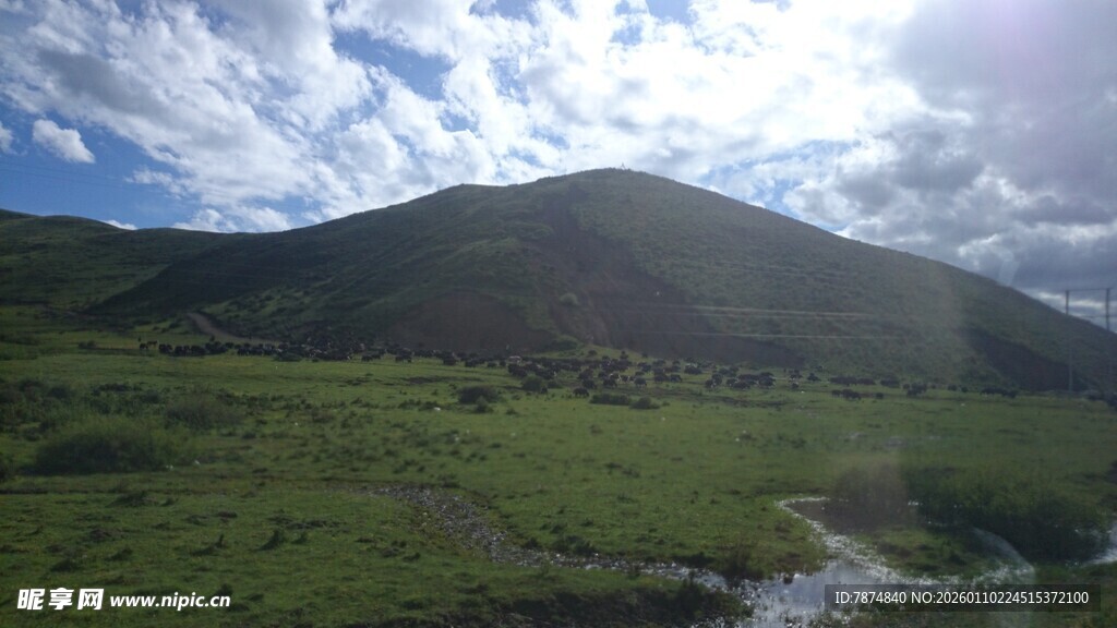 青山绿野间的开阔风光