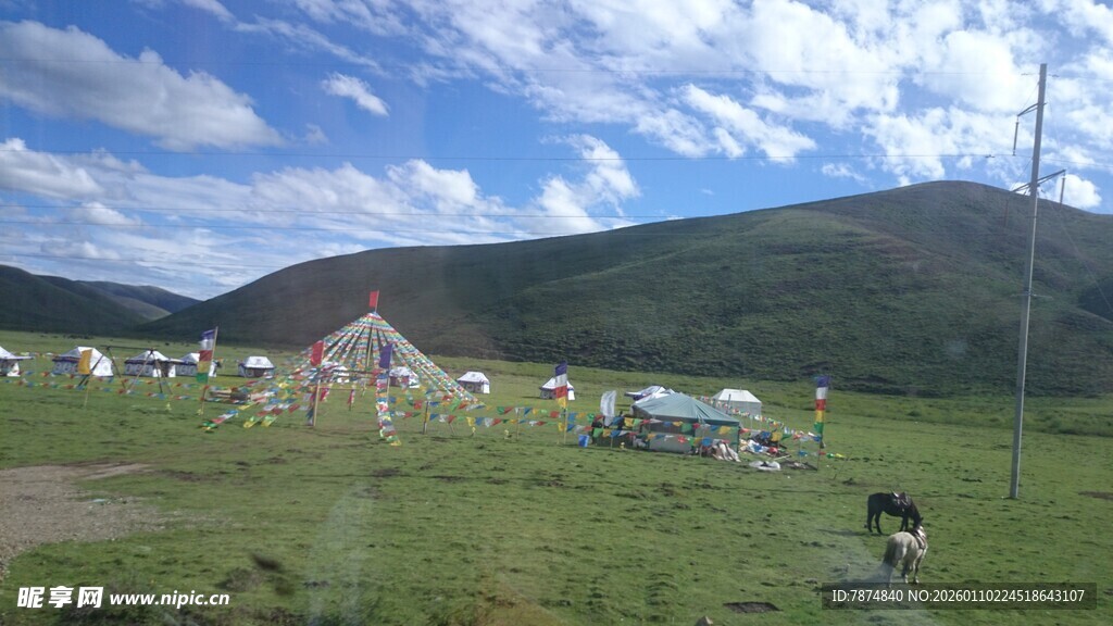 草原上的帐篷与自然风光