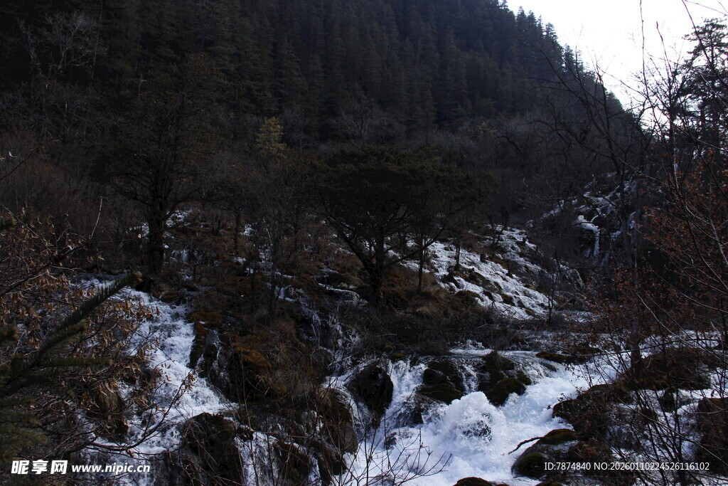 山间冰雪瀑布景观
