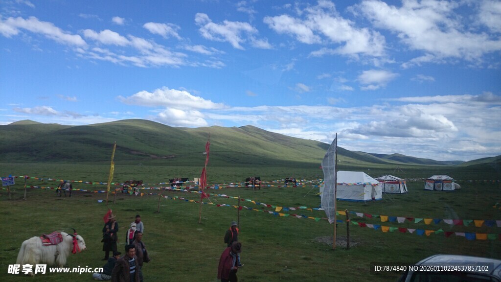 草原风光下的牧民生活场景
