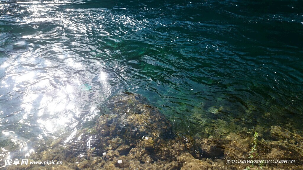 波光粼粼的清澈海水