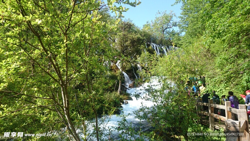 山间溪流旁的木质观景步道