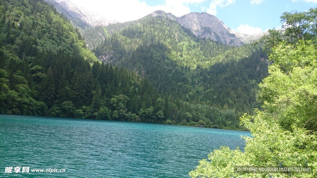 青山环抱的澄澈幽蓝湖泊