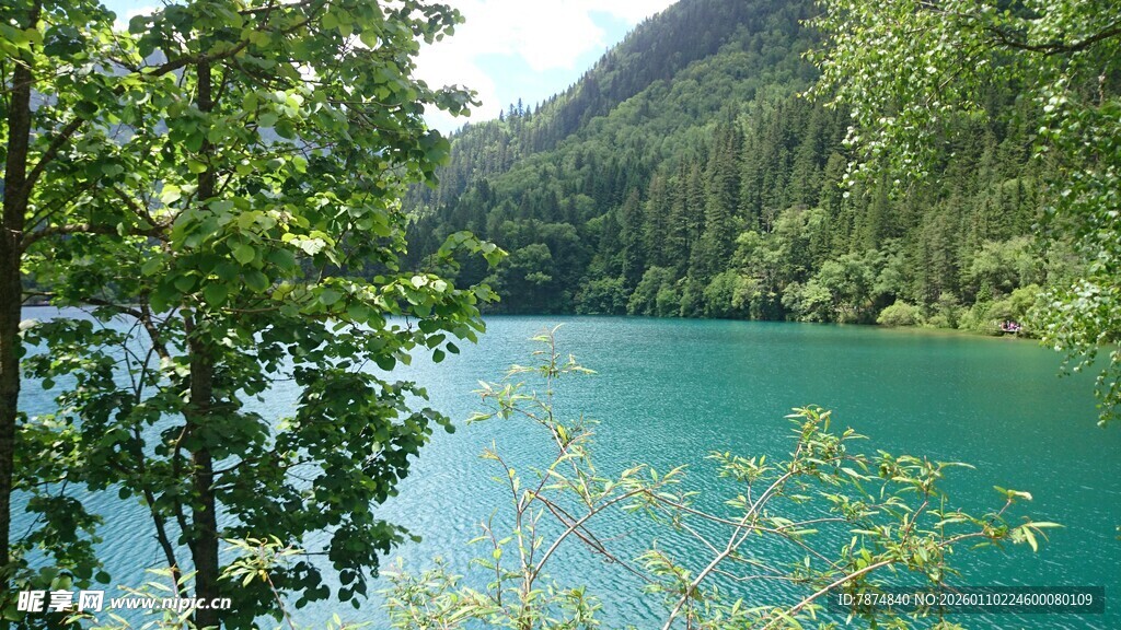 青山环抱的碧绿湖水