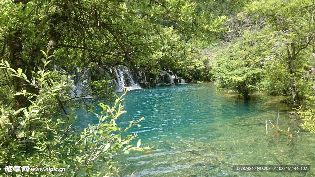 山间幽蓝清澈的溪潭