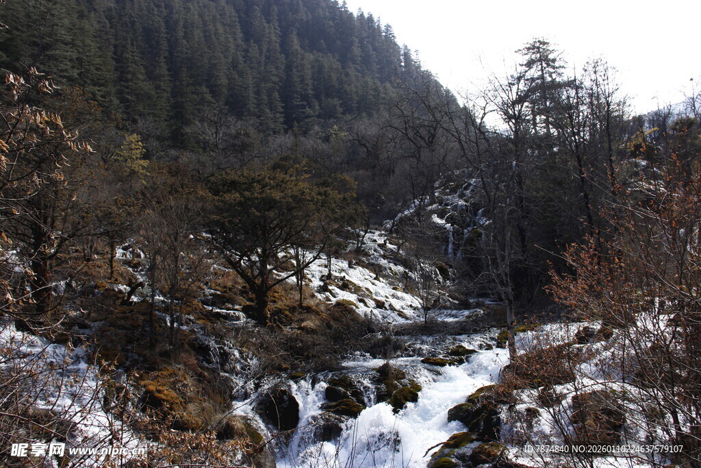 山间雪覆溪流自然美景