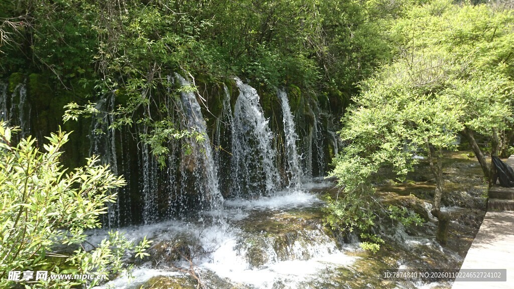山林间的秀丽小瀑布