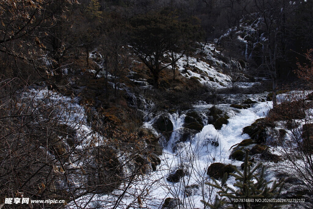 山间溪流瀑布景观