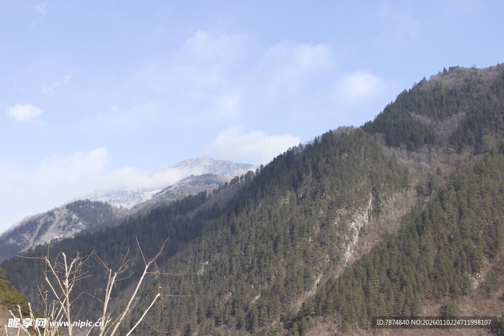 青山葱郁的秀丽山景