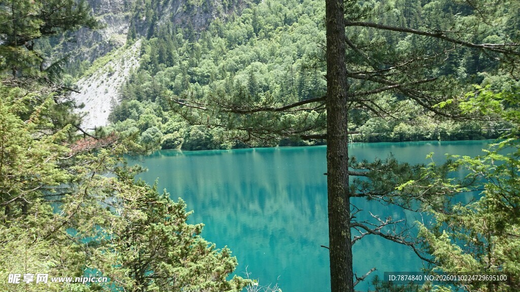 山间幽蓝湖泊美景