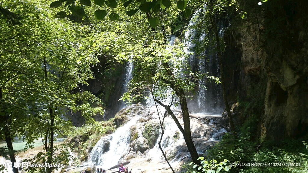 山林间的潺潺瀑布景观