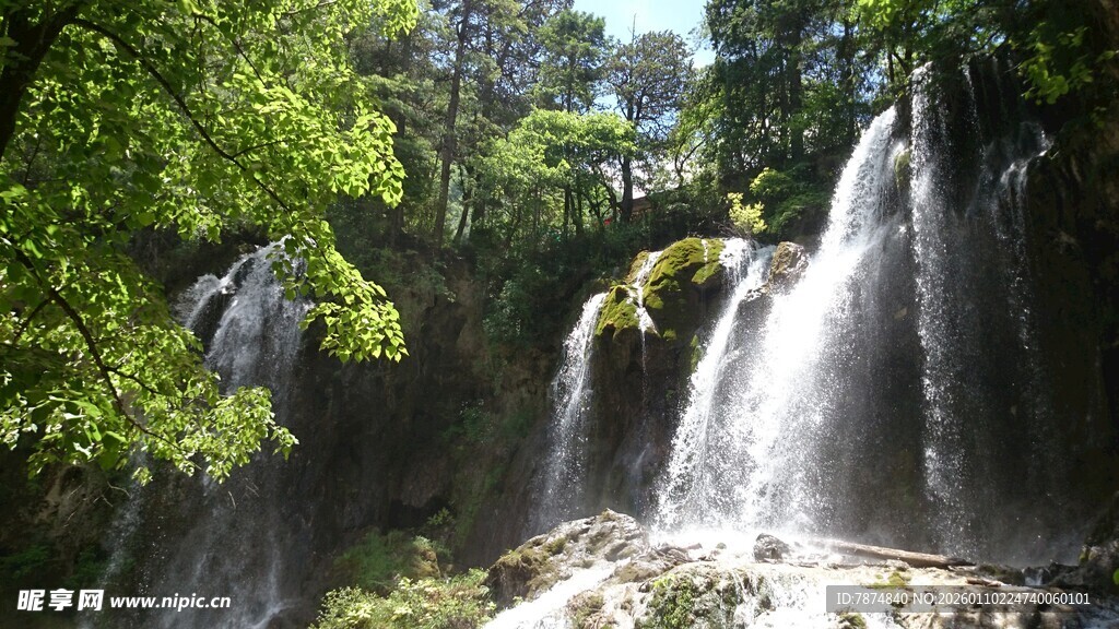 山林中的秀丽瀑布景观