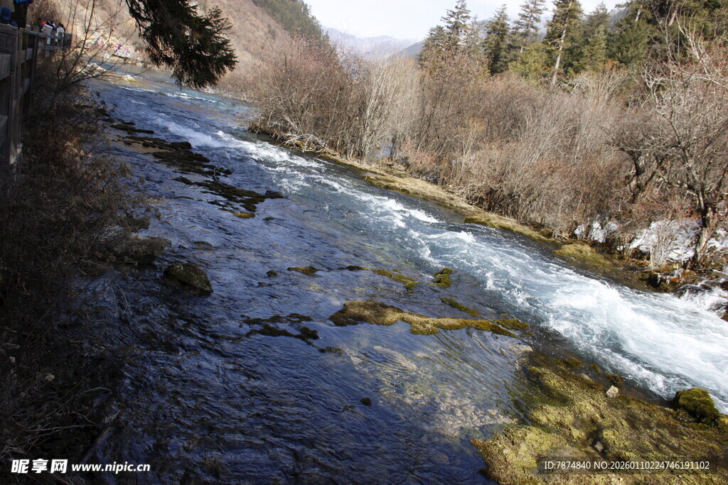 山间溪流潺潺 景色清幽
