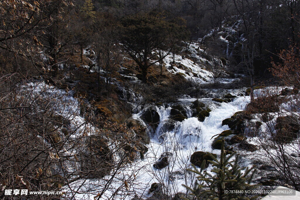冬日山间溪流雪景