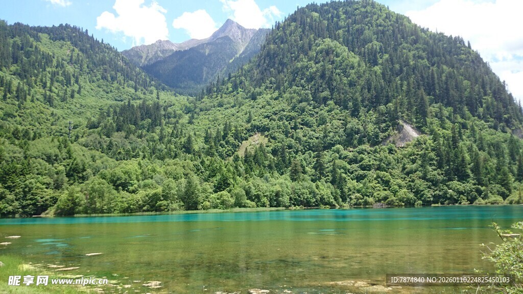 青山绿水间的静谧湖泊