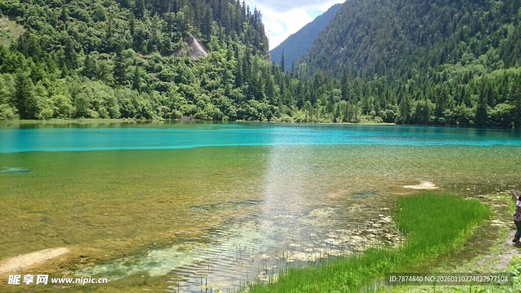 秀丽山水间的澄澈湖泊