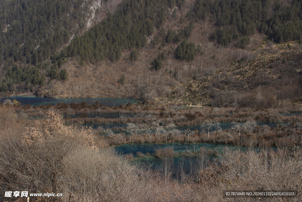 山间多彩湖泊美景