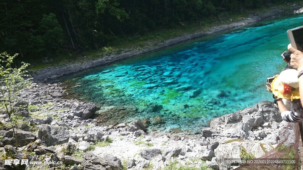 俯瞰清澈蓝湖的旅人