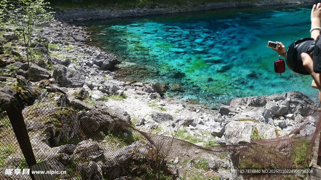 清澈蓝水旁的徒步场景