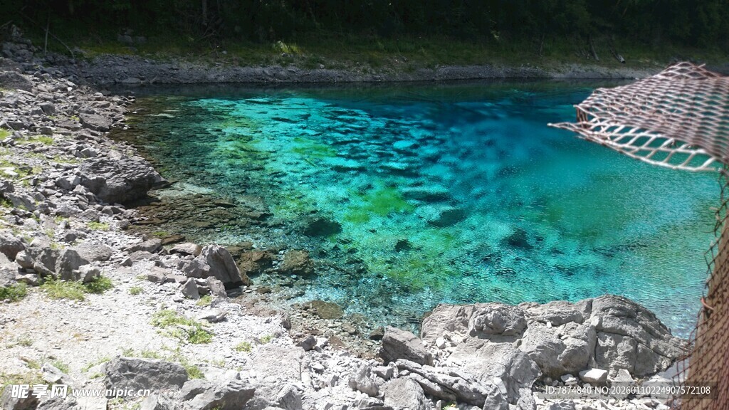 清澈碧蓝的海边水下景观