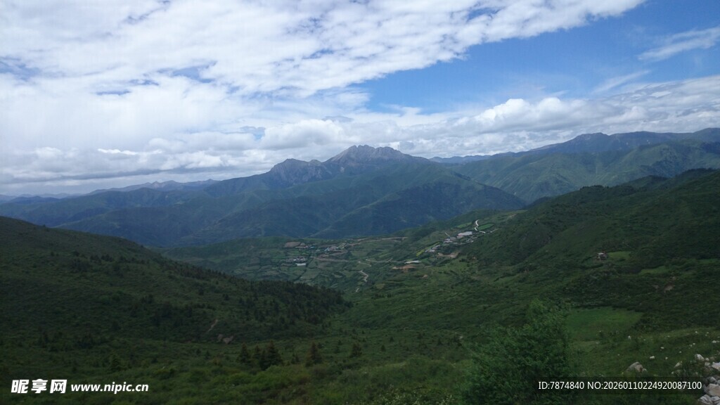 山峦云海景色壮美