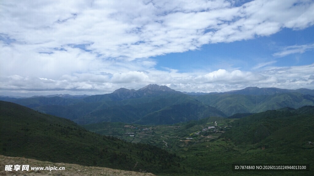 山峦云海壮丽自然景观