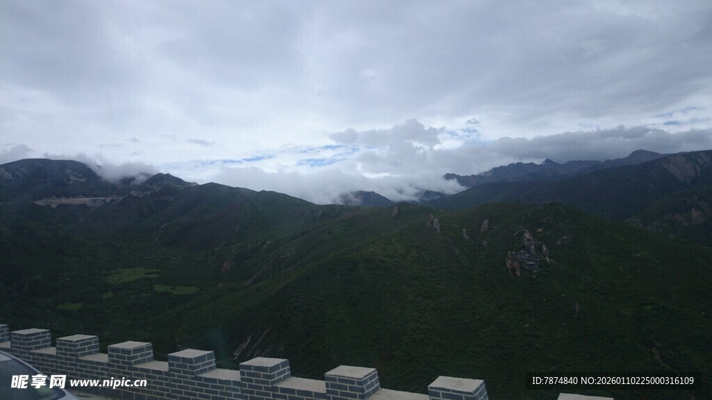 云雾缭绕的山峦景观