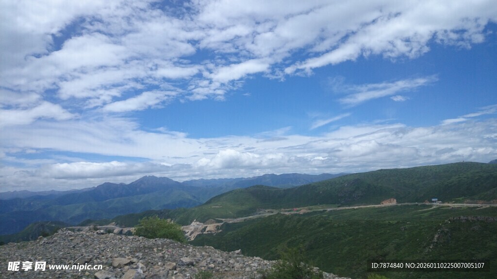 山间公路与蓝天白云美景