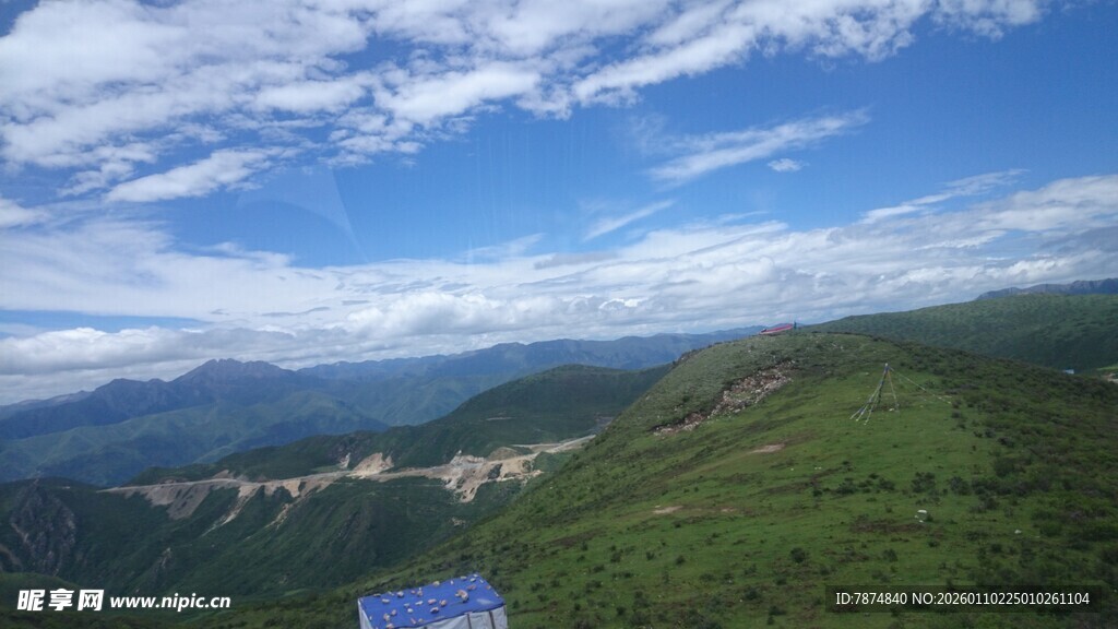 青山蓝天间的壮美风光